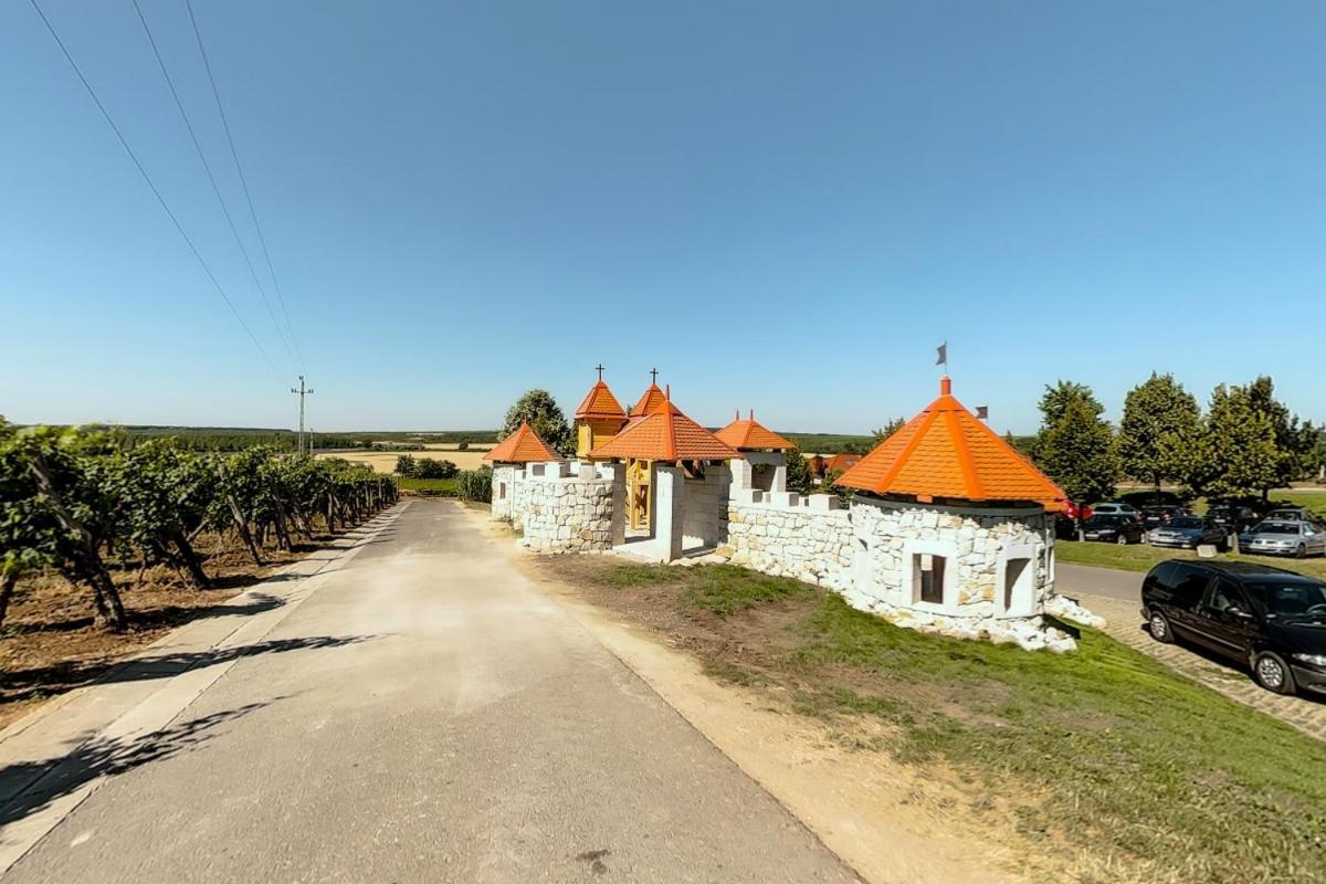 Egri Korona Borhaz Es Wellness Demjen