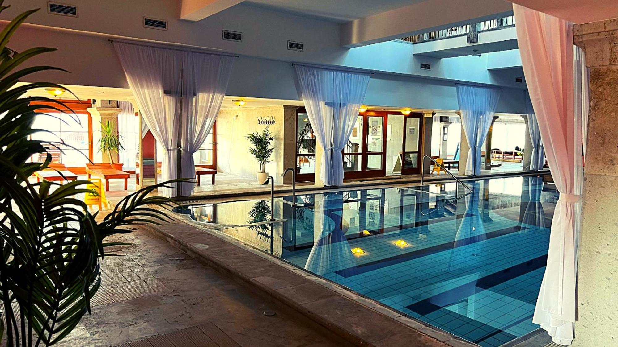 Egri Korona Borhaz Es Wellness Hotel *